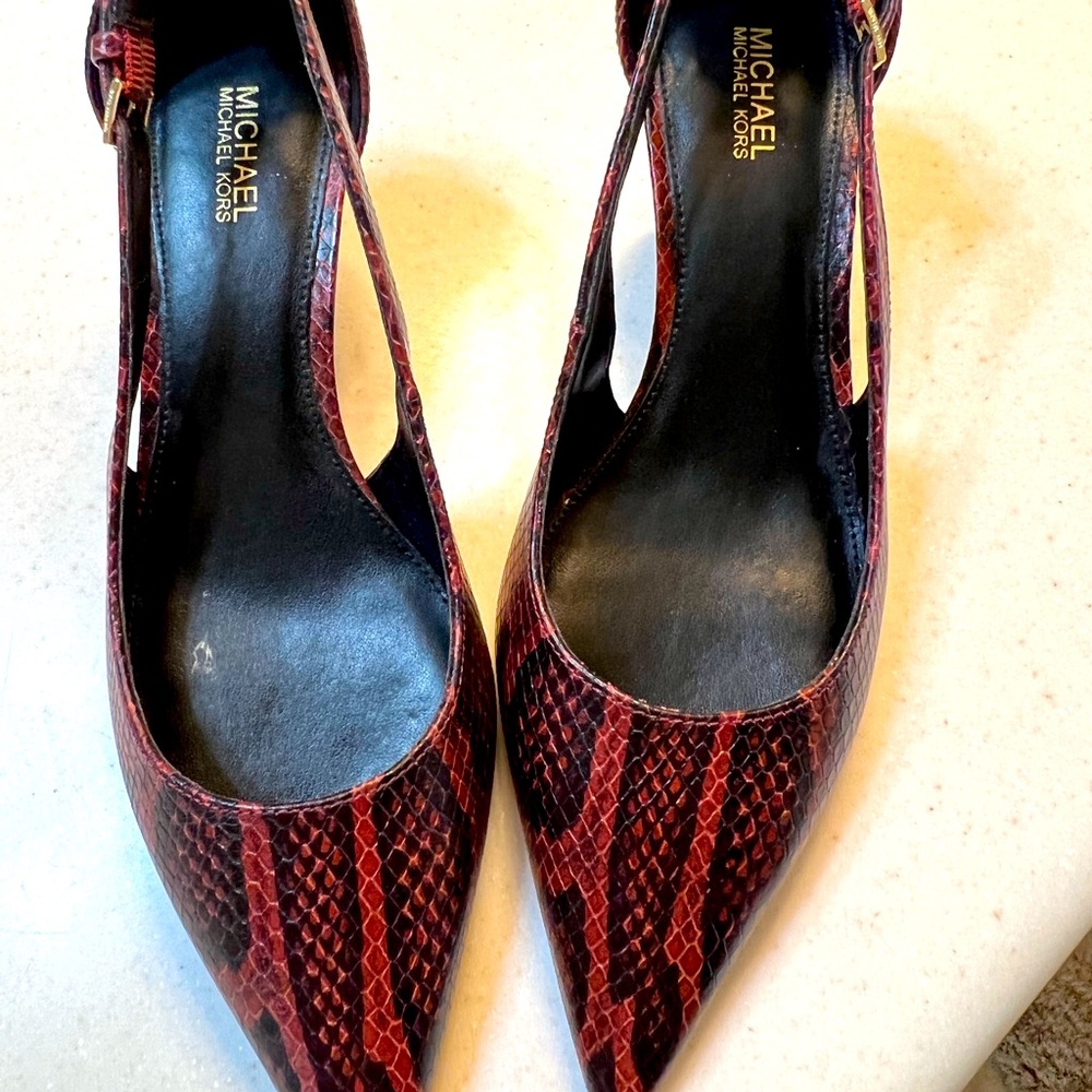 Kitten heel dress shoe